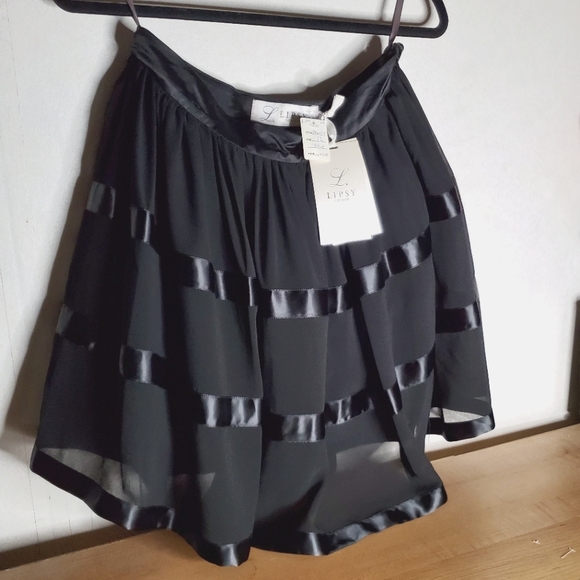 Never worn, new Lipsy London skirt in black. - Picture 3 of 4